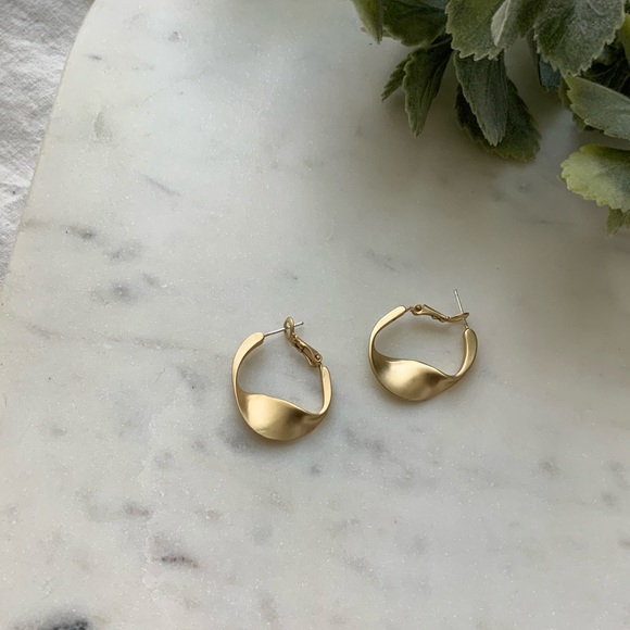 The Regina - Matte Gold Hoops with a Twist - Picture 4 of 6